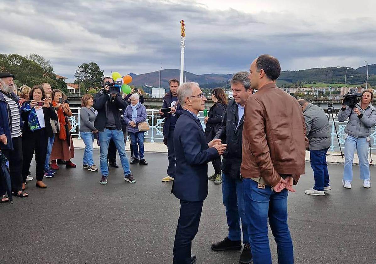 Los alcaldes de Irun, Hondarribia y Hendaia han acudido esta mañana al puente Avenida.