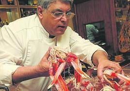 Enrique, capitán del Jaylu, selecciona unas cigalas para su cocinado.