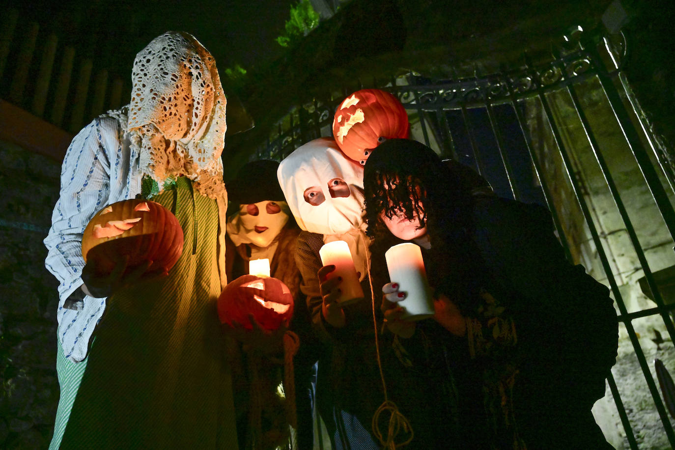 Miembros del grupo Galtzaundi que participan en el «recorrido terrorífico» de este martes en Tolosa.