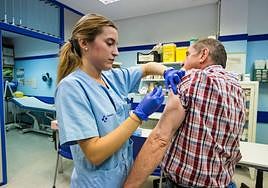 Una enfermera de Osakidetza vacunando a un paciente.