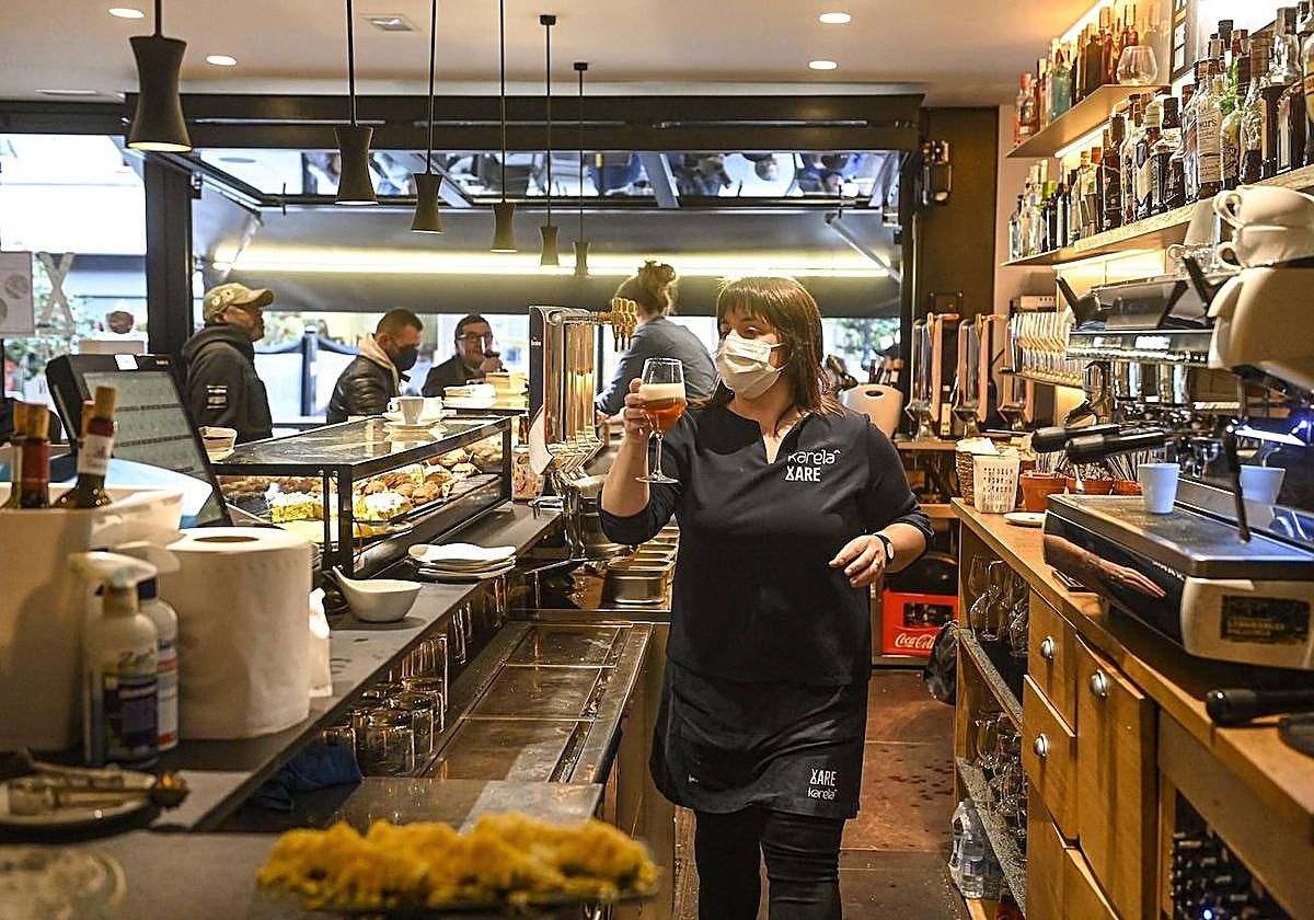 Una imagen de archivo del bar Xare de Tolosa, en pandemia.