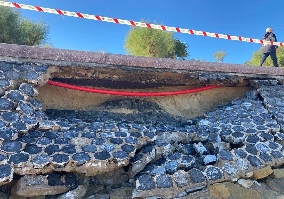 Imagen principal - Las mareas vivas y el fuerte oleaje dañan el muro de la playa de Ondarreta