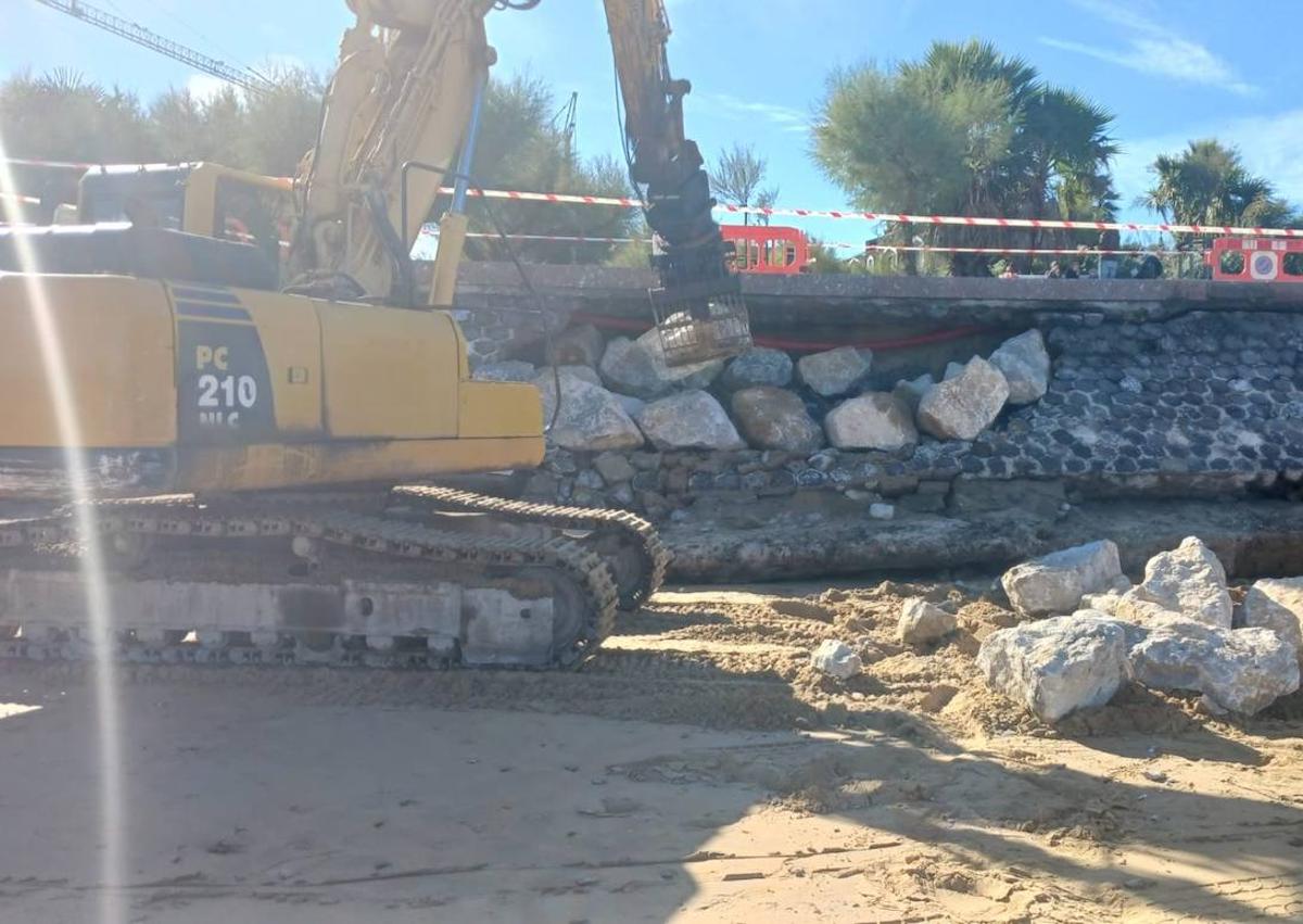 Imagen secundaria 1 - Las mareas vivas y el fuerte oleaje dañan el muro de la playa de Ondarreta