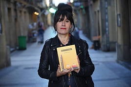 Jasone Osoro idazlea, 'Arrakasta' bere azken liburua eskutan duela.