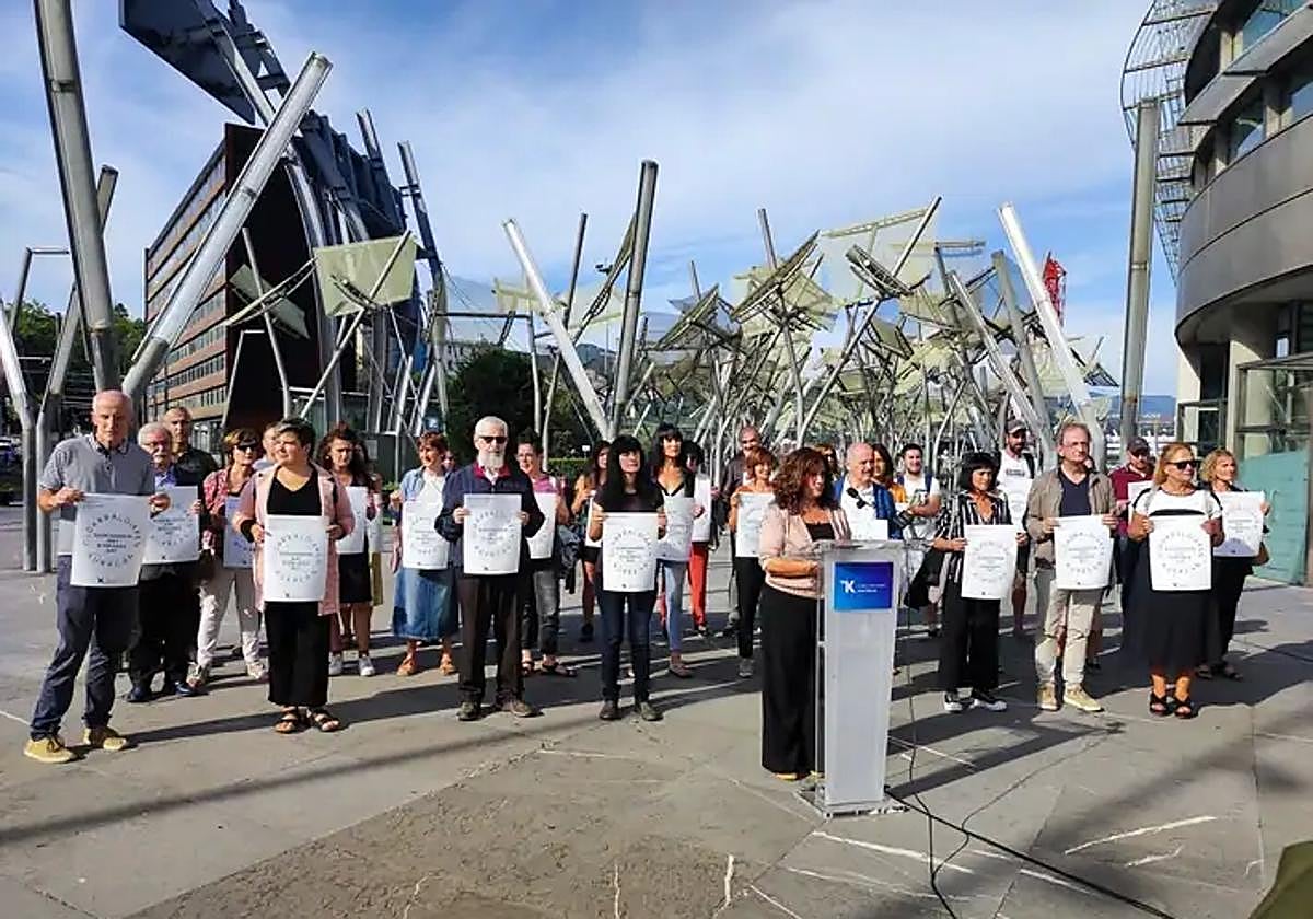 Idurre Eskisabel junto a los diferentes representantes del euskera en un acto reciente