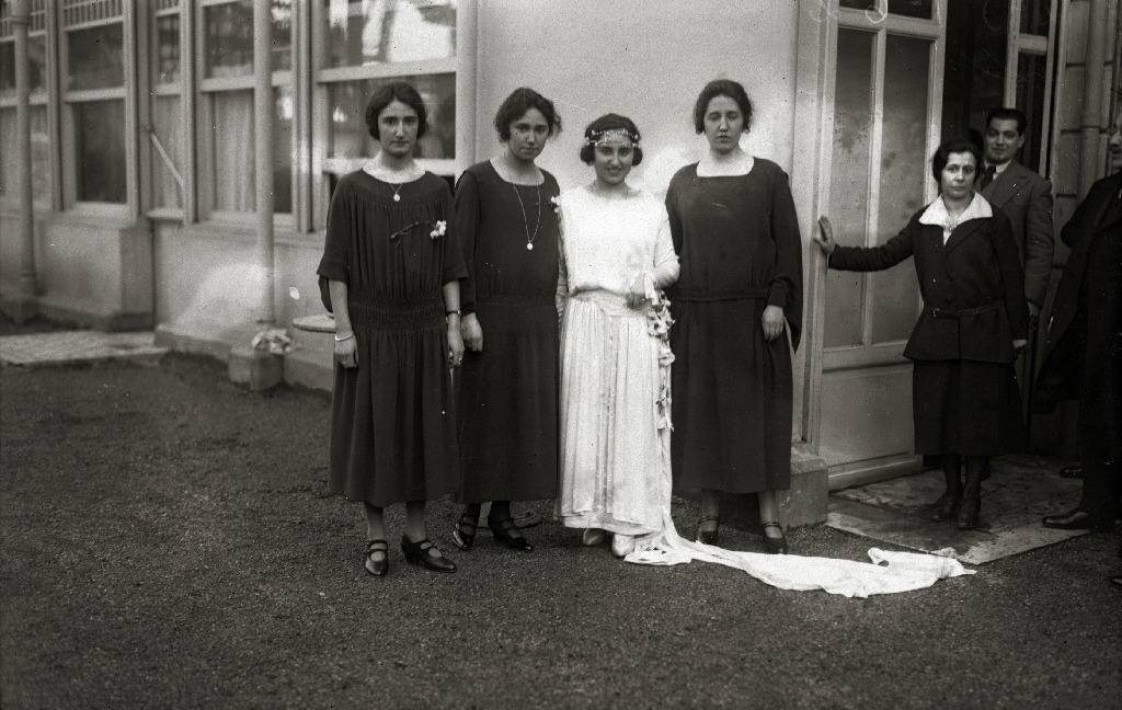 Otra boda de la misma época. En esta, celebrada en la basílica del Santo Crissto de Lezo, lo largo era el vestido de la novia