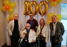 Narcisa, junto al alcalde y allegados en su 100 cumpleaños.