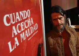 El actor Ezequiel Rodríguez posa junto al cartel de la película.