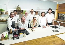 El equipo al completo del Iñigo Lavado, en la cocina del reconocido restaurante de Irun.