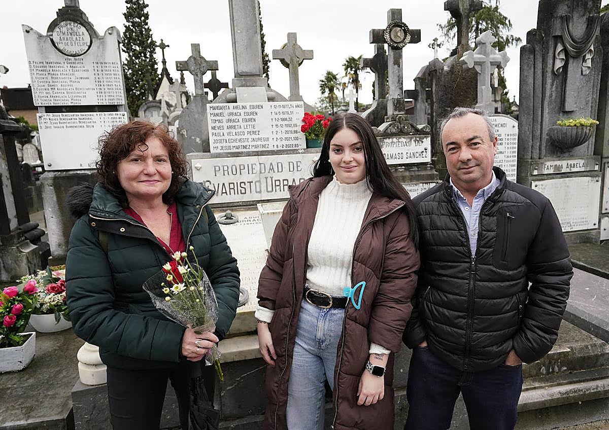Imagen secundaria 1 - «Le hemos traído claveles, sus flores favoritas»