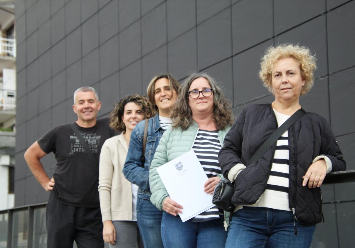 Representantes del Ayuntamiento posan junto a miembros de Bakuntza frente al Areria sellando su compromiso.