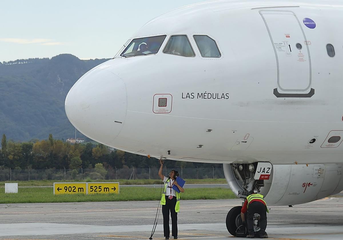 Un avión es inspeccionado en el aeropuerto de Hondarribia.