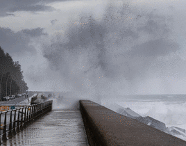 El oleaje obligó a cortar el Paseo Nuevo en Donostia.