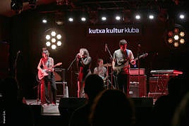 Ithaka taldeko kideak, kontzertu batetan.