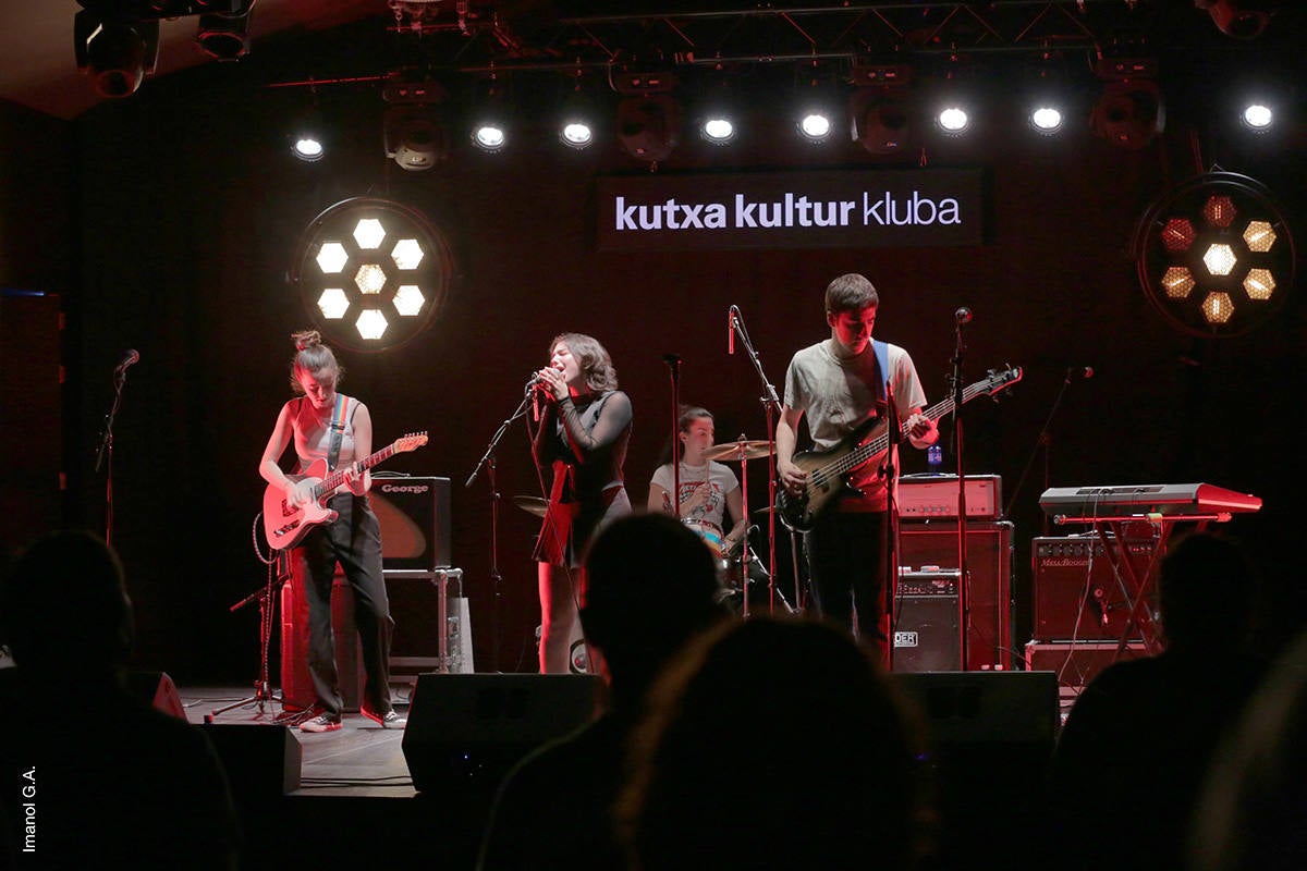 Ithaka taldeko kideak, kontzertu batetan.