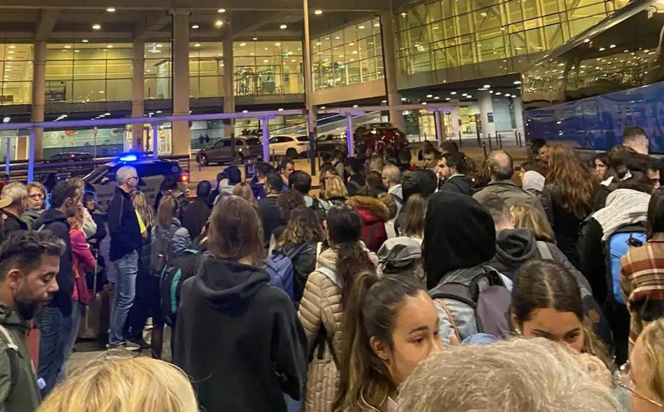 Imagen principal - Pasajeros con destino Loiu desviados a Barcelona cortan el tráfico y se amotinan en El Prat tras pasar la noche en la calle