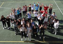 Alumnos de Salestarrak Urnieta en el patio del colegio.