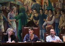 La alcaldesa Aizpea Otaegi, en el centro del salón de plenos, junto a dos compañeros de partido.