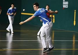 Ekhi Irribarria se lanza al saque en Aizarnazabal ante la mirada de Gabirondo, Cuairan y Senar.