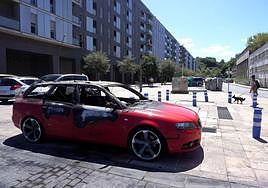 El coche al que dio fuego el acusado en Pasaia quedó totalmente calcinado.