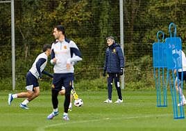 Imanol da instrucciones durante el entrenamiento de este viernes.