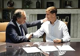 Aperribay y Aihen se dan la mano tras firmar la renovación del jugador hasta 2027.