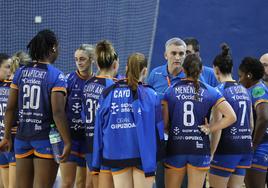 Imagen de archivo del técnico dando instrucciones a las jugadoras durante un partido en el Gasca.