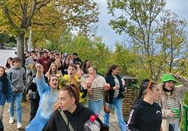Jóvenes se dirigen a la Ciudad Deportiva de Amaya al son de la música de la charanga Wesyké