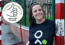 Irati Garzón se apoya en el palo de una portería con una camiseta de la Fundación Fútbol Más.