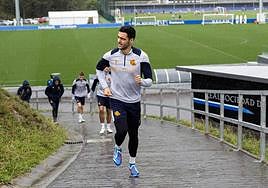 Mikel Merino asciende al campo de entrenamiento de la Real Sociedad este viernes.