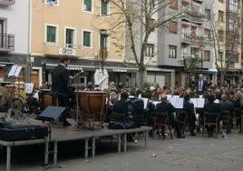 Un momento de una actuación de la Banda de Música de Zumaia ZUMB en la plaza Eusebio Gurrutxaga.