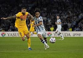 Kubo realiza un disparo a puerta defendido por el central Iñigo y Gündogan.