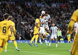Brais y Oyarzabal saltan por un balón aéreo junto a Iñigo Martínez y Koundé con Kubo atento a la dirección que pueda tomar el balón.