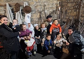 Gaizka, Martin, Unax, Laia, Josu, Elene, Maider, Olentzero eta Mari Domingirekin.