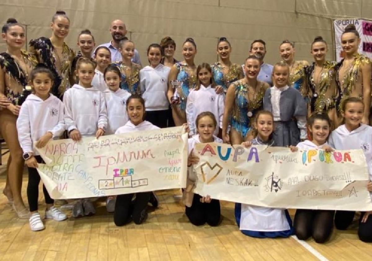 Gimnastas sénior y juvenil base con las jóvenes de la cantera del Club Ipurua al finalizar el XXIII Torneo San Andrés, celebrando los logros de las armeras.