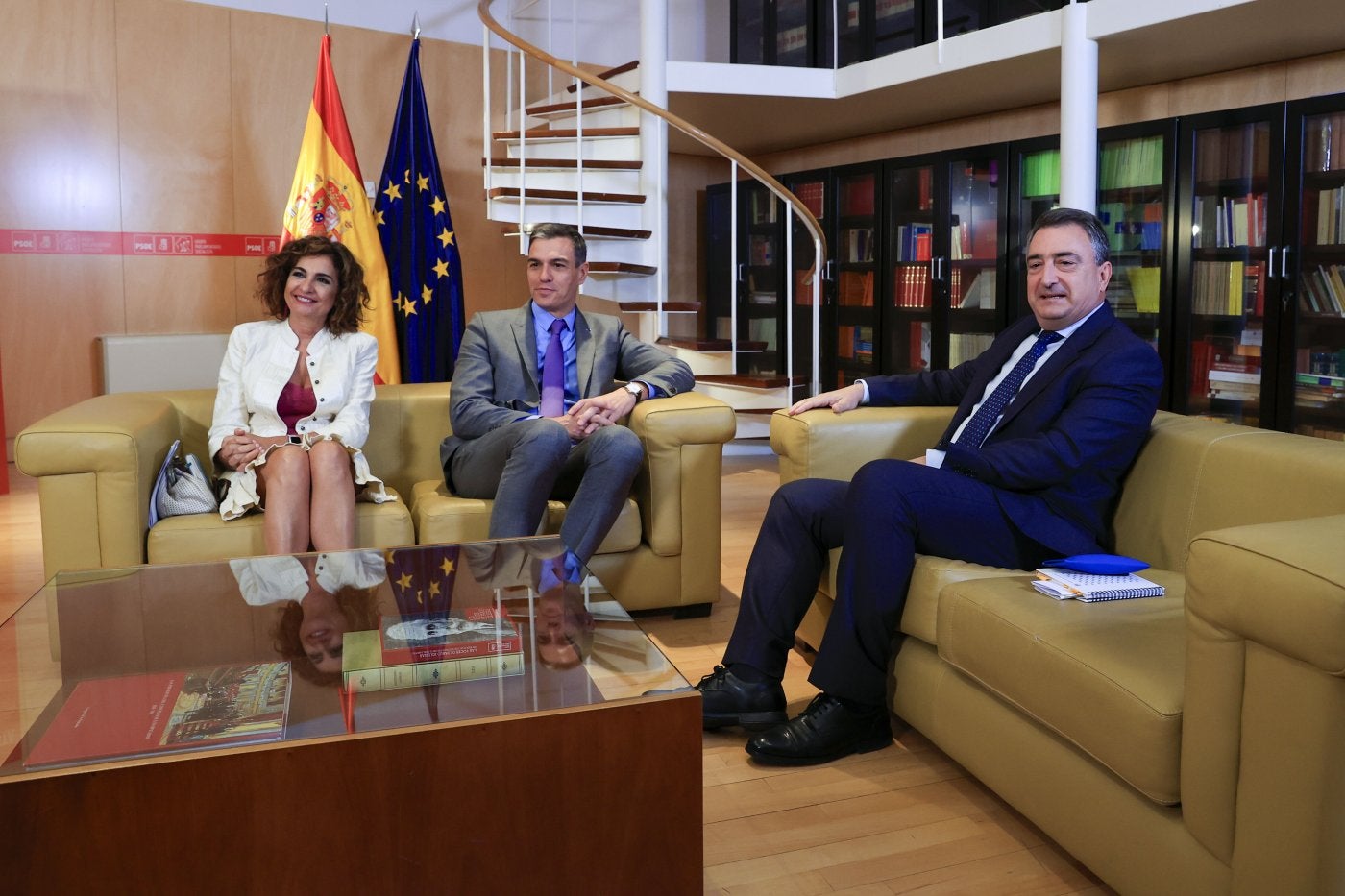 Montero, Sánchez y Esteban en la reunión mantenida en el Congreso el 10 de octubre.