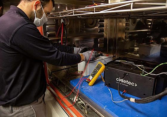 Cidetec y Naturklima. Un operario de Cidetectrabaja con una batería eléctrica en la sede delcentro tecnológico donostiarra.