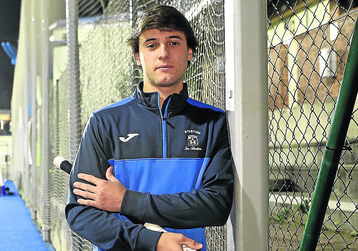 Lander Alduncin posa en las instalaciones de Bera Bera donde el Atlético juega sus partidos como local.