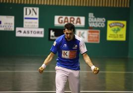 Jokin Altuna celebra con rabia el tanto de la victoria en el Astelena de Eibar.