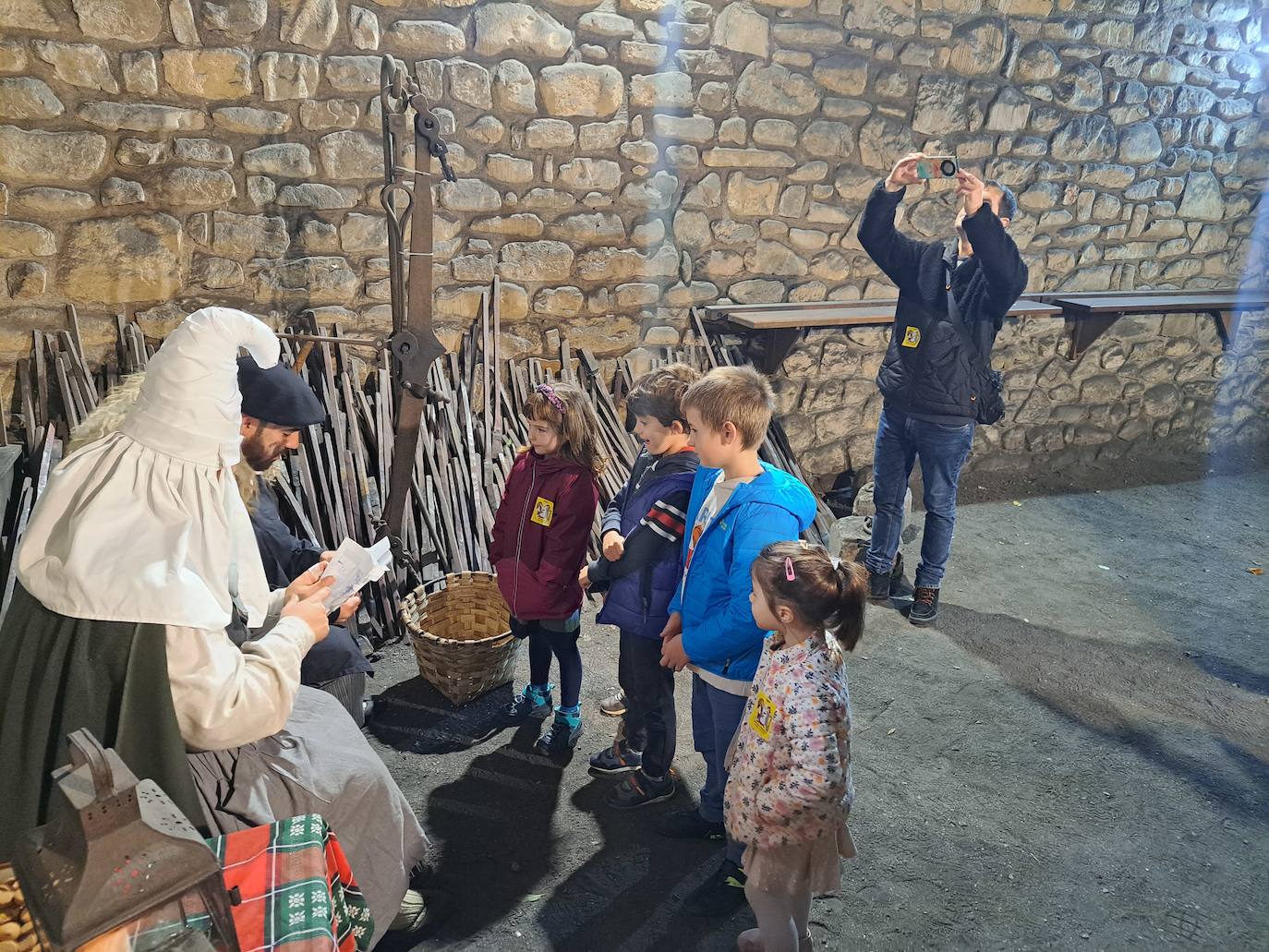 Olentzero eta Mari Domingiren bisitak Mirandaolan izan dira