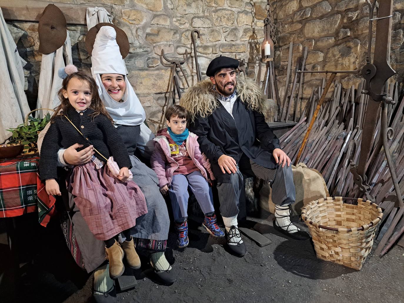 Olentzero eta Mari Domingiren bisitak Mirandaolan izan dira