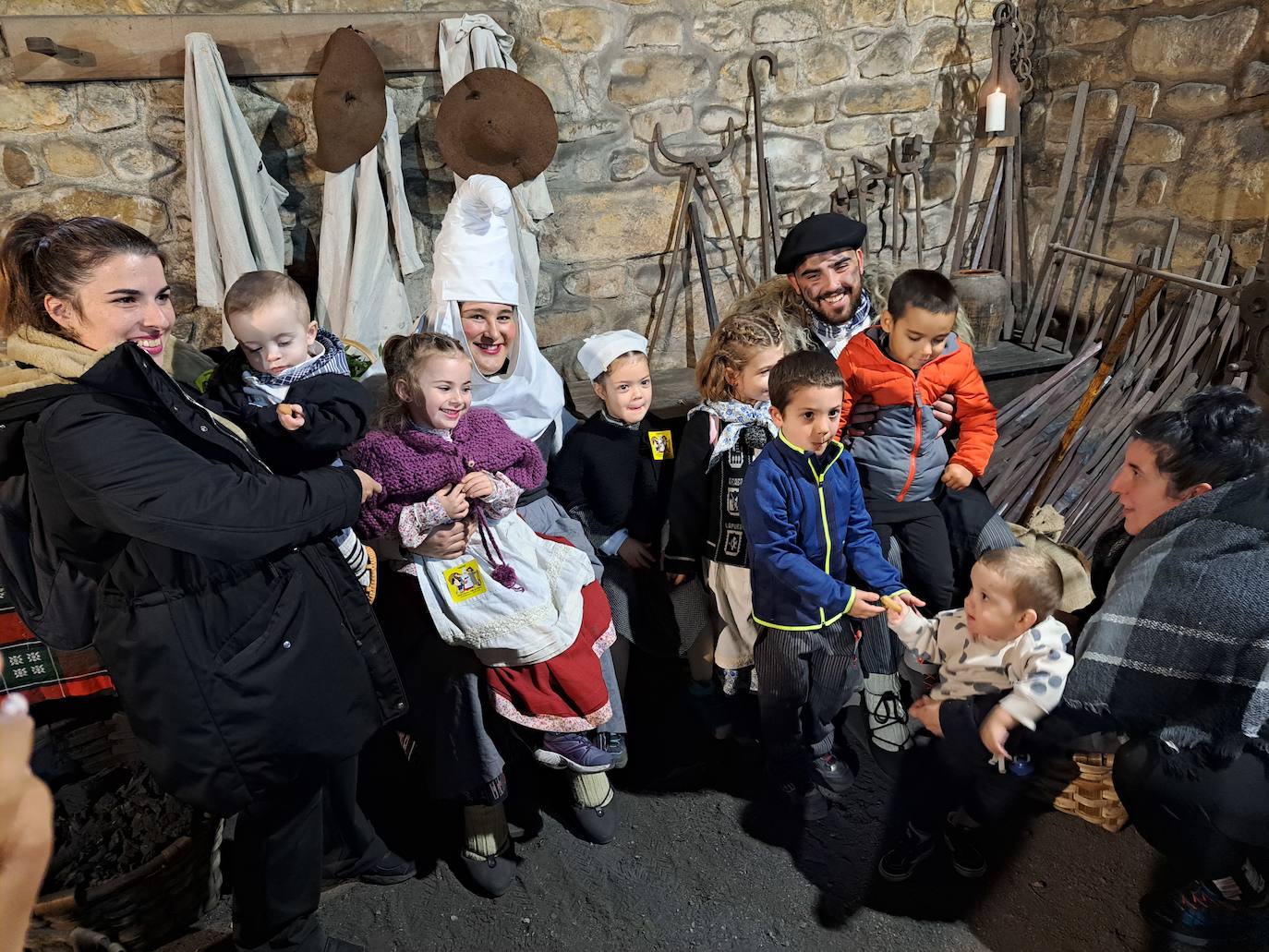 Olentzero eta Mari Domingiren bisitak Mirandaolan izan dira