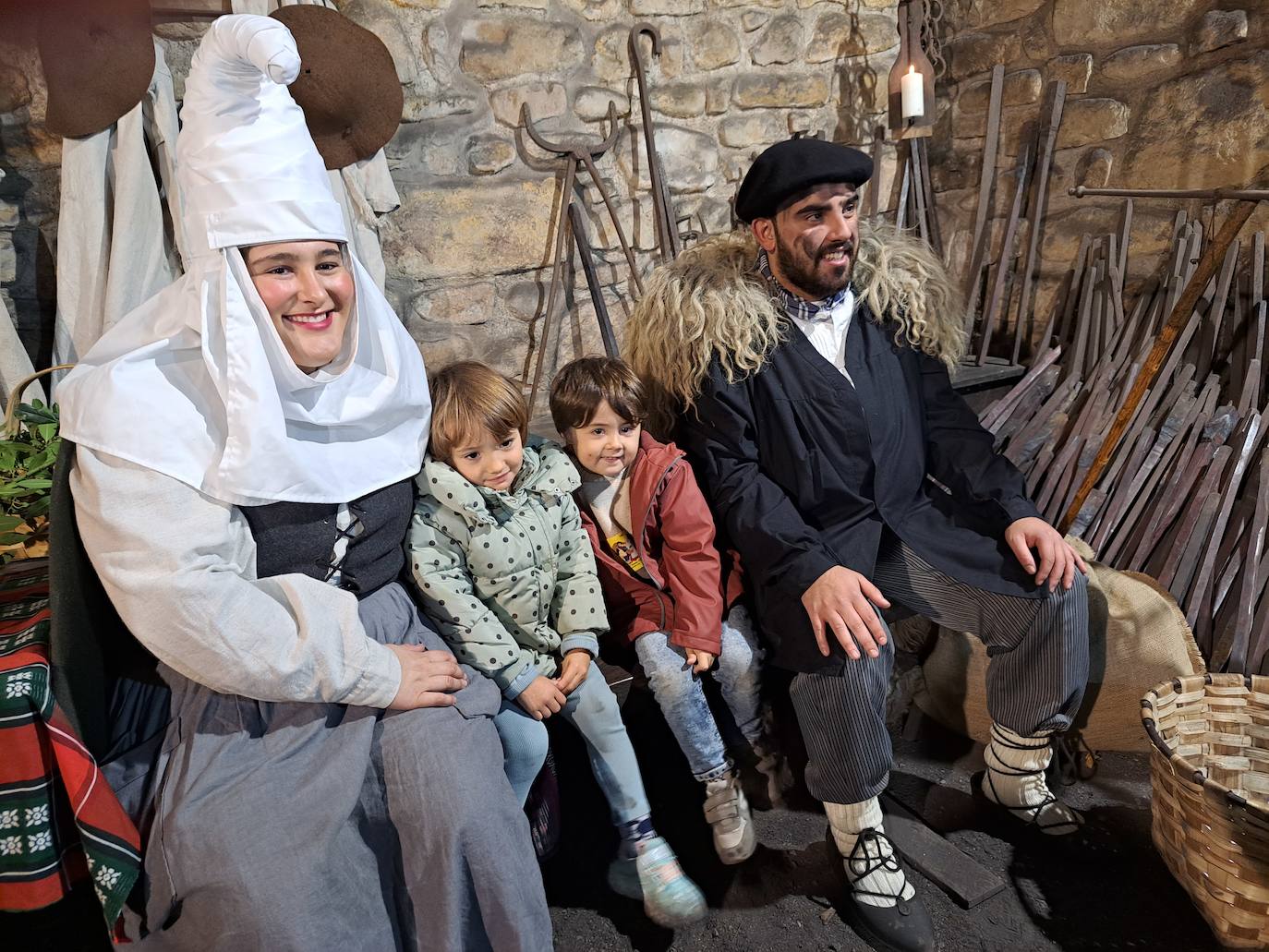 Olentzero eta Mari Domingiren bisitak Mirandaolan izan dira