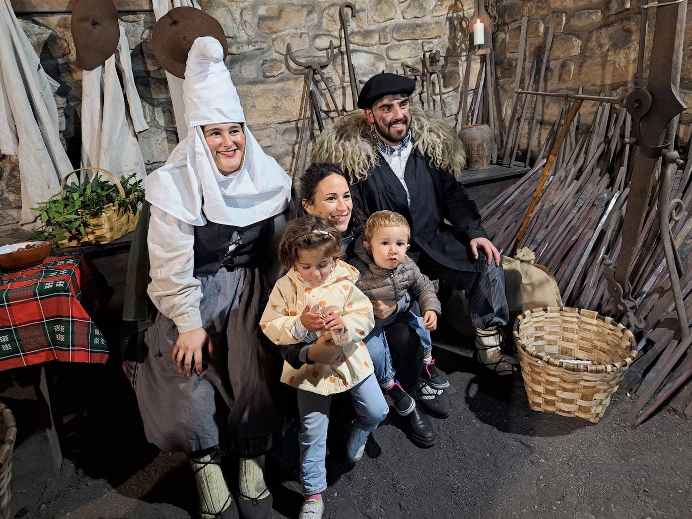 Olentzero eta Mari Domingiren bisitak Mirandaolan izan dira