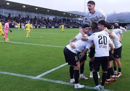 Los jugadores del Real Unión celebrando uno de los tres goles que le han marcado al Deportivo de La Coruña este domingo en Gal.