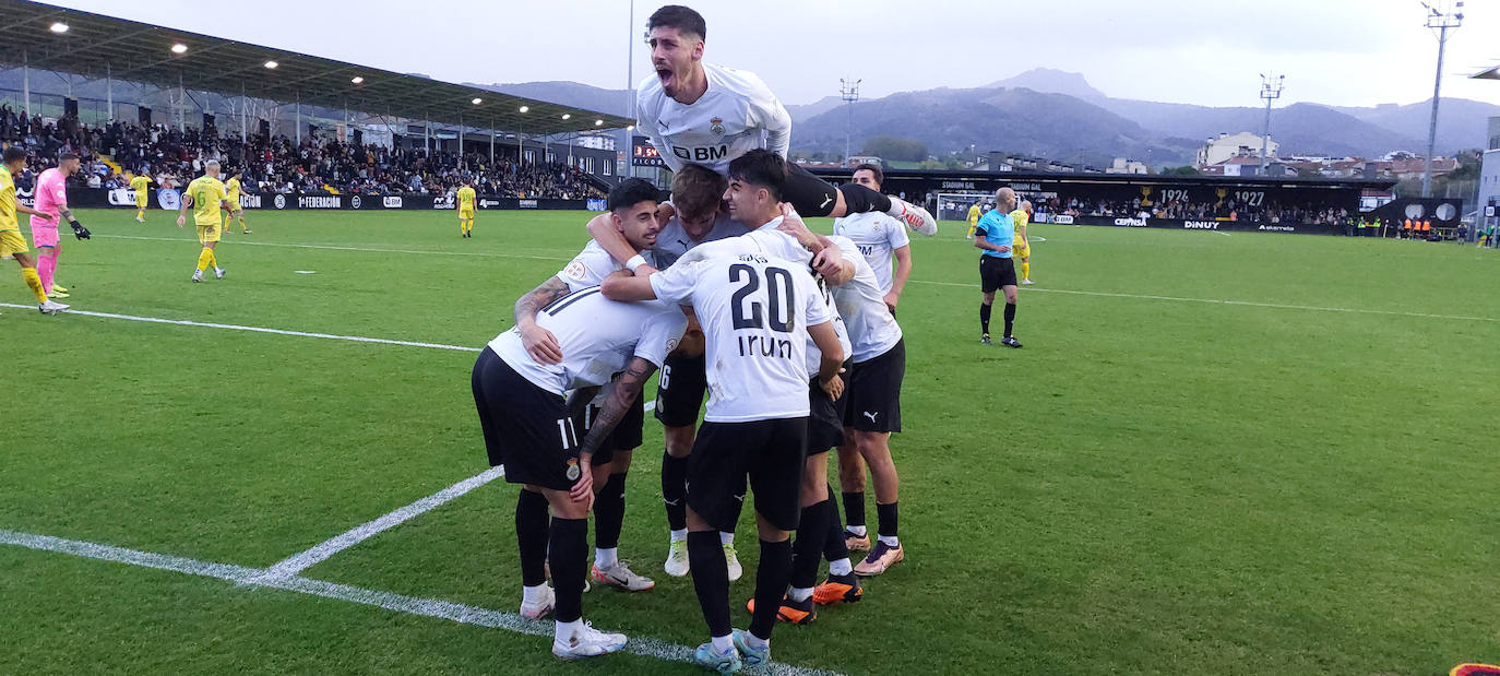 Los jugadores del Real Unión celebrando uno de los tres goles que le han marcado al Deportivo de La Coruña este domingo en Gal.
