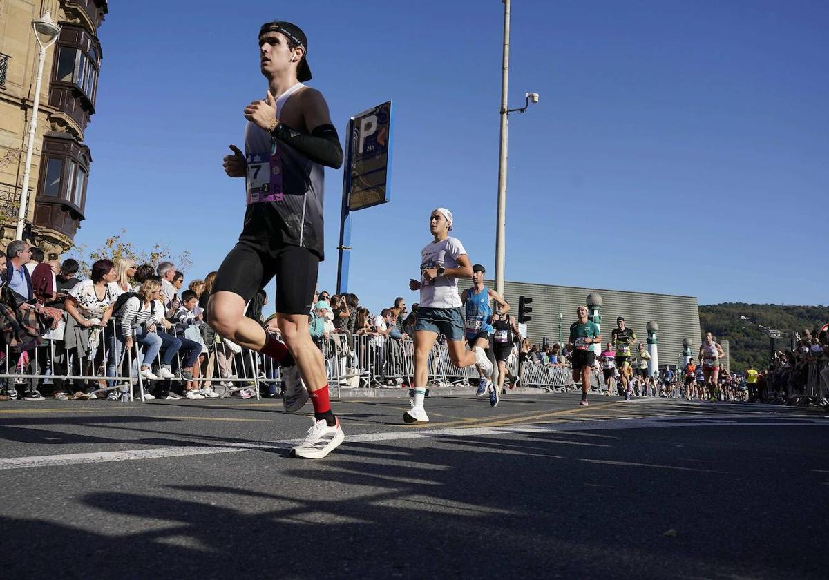 Varios corredores acercándose a a línea de meta en el Boulevard de Donostia.