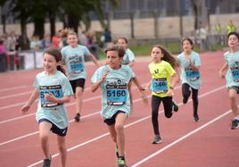 Varios niños esprintan en plena recta de la Behobia San Sebastián en 2022.