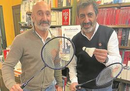 Juan del Val posa junto a Andoni Azurmendi en la librería Donosti