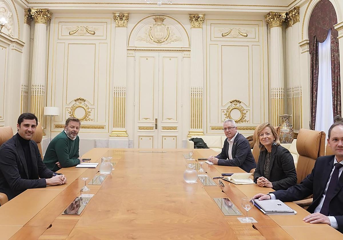 Reunión entre los representantes del PP y del Gobierno foral.
